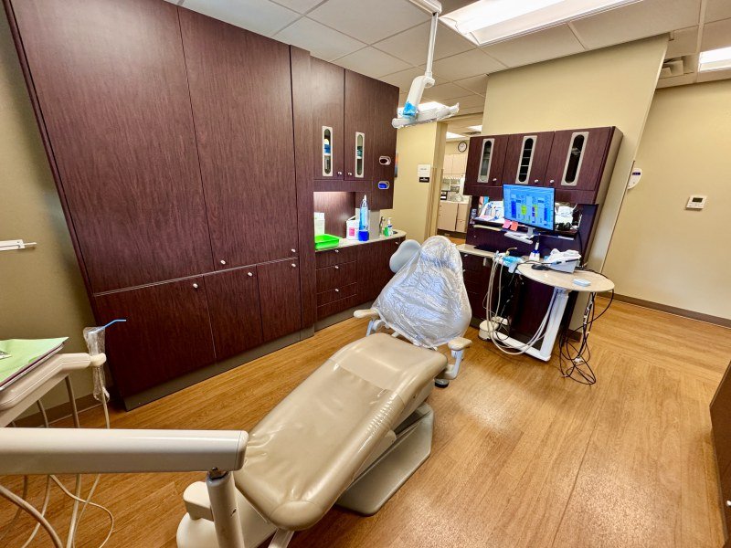 Advanced ergonomic dental operatory unit with LED illumination